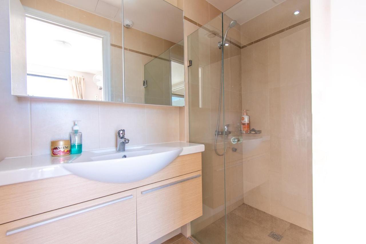 Lavish & Spacious Apt With Stunning Seaview, 10 Min Ath Airport Артеміда Екстер'єр фото